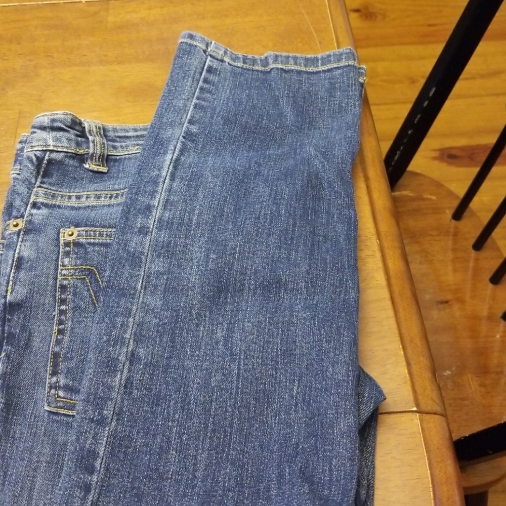$5 ITEM. Jeans. MUST BUNDLE WITH TWO OTHER ITEMS - Picture 5 of 8